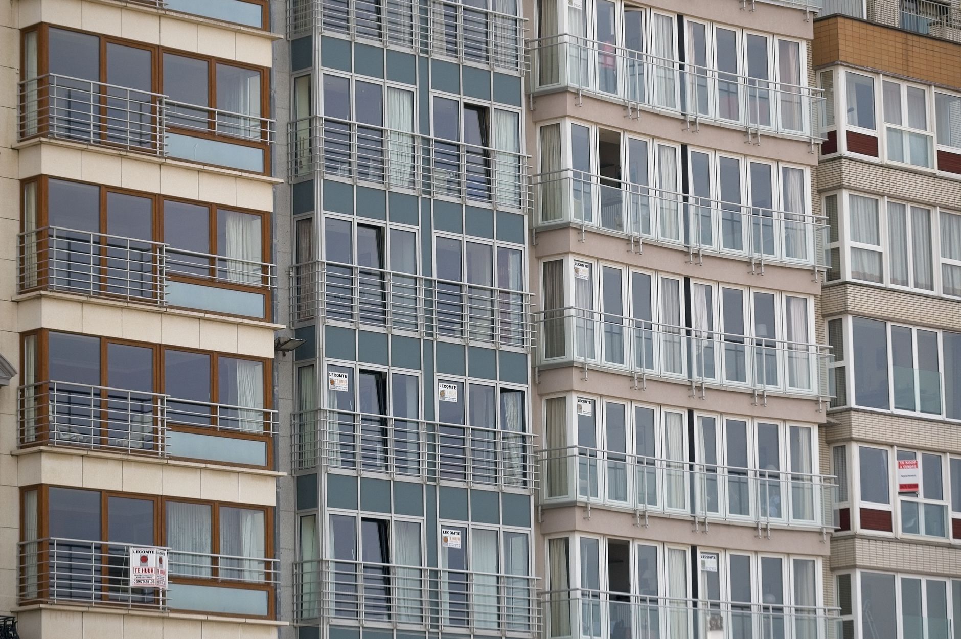 Montirano aluminijasto okno na fasadi hiše